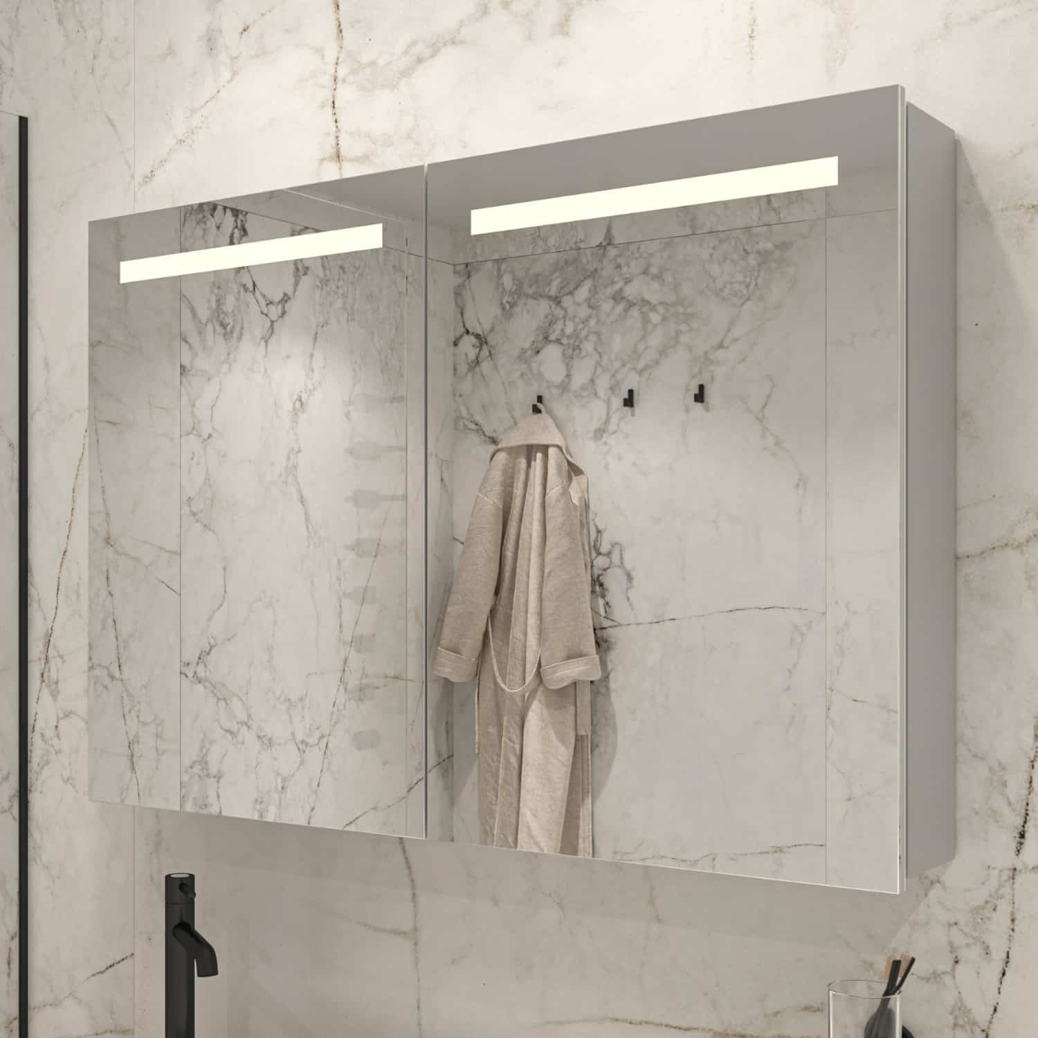 Bij deze aluminium spiegelkast is zowel de verlichting als de verwarming volledig in de deuren geïntegreerd