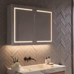 Cette armoire à glace de luxe en aluminium est entièrement équipée, notamment : éclairage intégré, chauffage du miroir, 2 prises de courant avec USB, miroir cosmétique et commande par capteur
