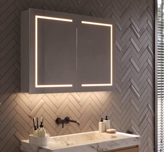Cette armoire à glace de luxe en aluminium est entièrement équipée, notamment : éclairage intégré, chauffage du miroir, 2 prises de courant avec USB, miroir cosmétique et commande par capteur