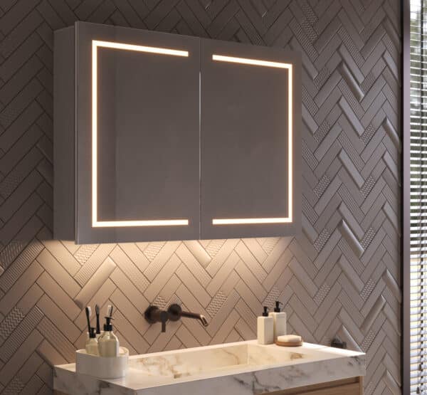 Cette armoire à glace de luxe en aluminium est entièrement équipée, notamment : éclairage intégré, chauffage du miroir, 2 prises de courant avec USB, miroir cosmétique et commande par capteur