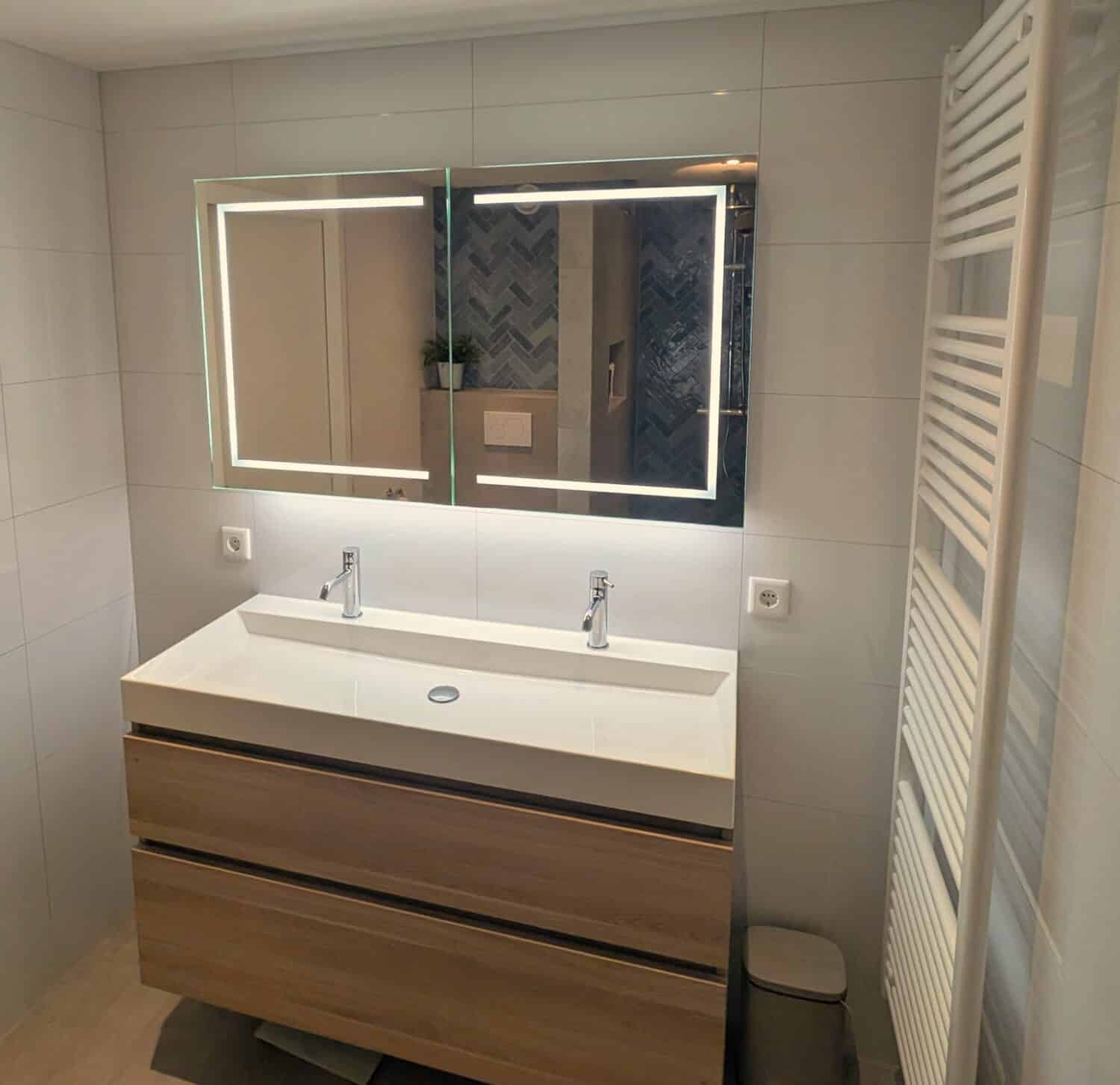 Rechthoekige spiegelkast op witte tegelwand