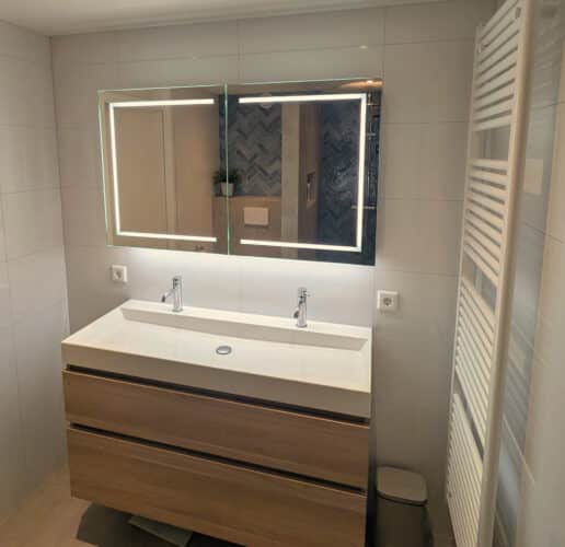 Rechthoekige spiegelkast op witte tegelwand