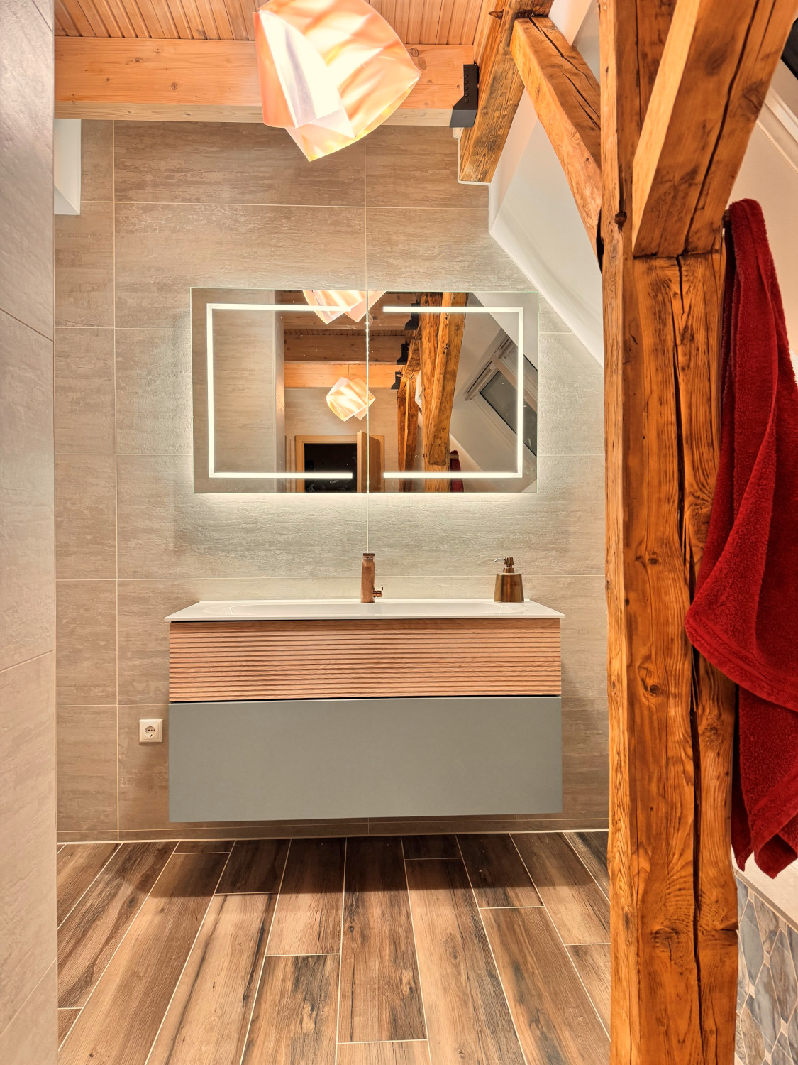 armoire à glace de 120 cm sur carrelage gris