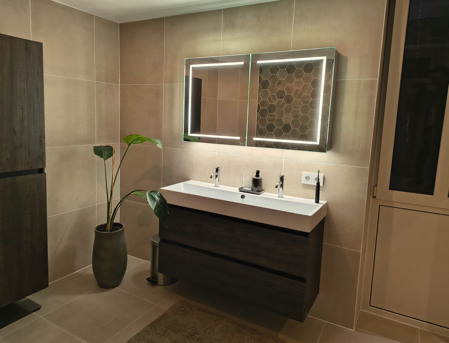 Badkamer spiegelkast op vierkanten beige tegel