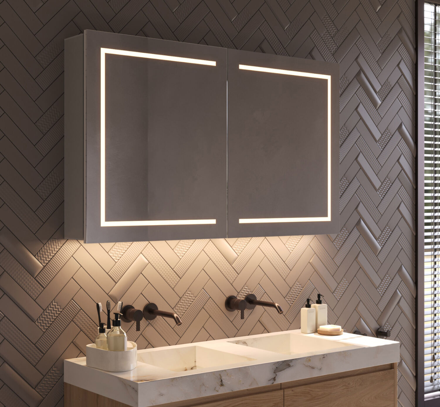 Cette élégante armoire à glace en aluminium est un véritable accroche-regard pour la salle de bain et elle est également entièrement équipée.