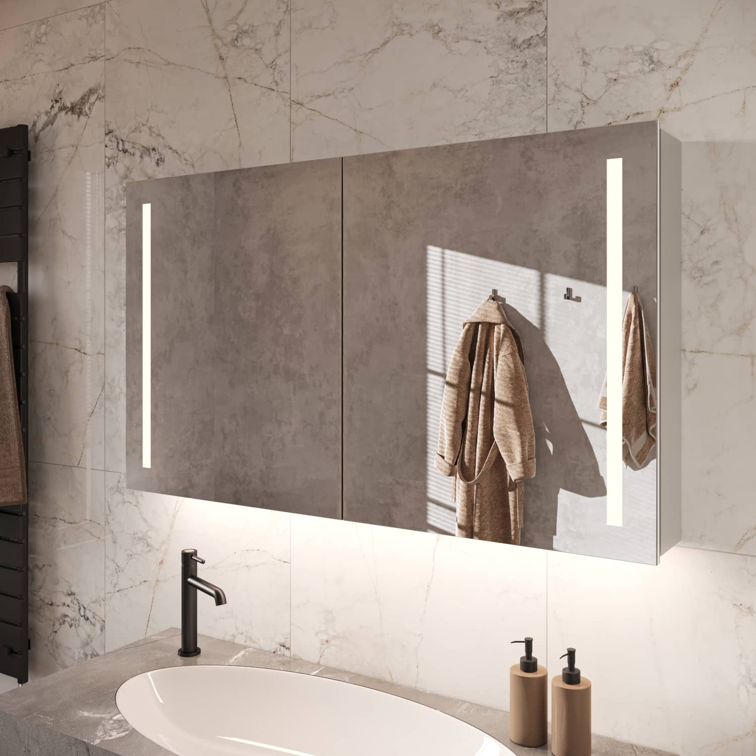 Bij deze aluminium spiegelkast is zowel de verlichting als de verwarming volledig in de deuren geïntegreerd