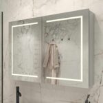Bij deze aluminium spiegelkast is zowel de verlichting als de verwarming volledig in de deuren geïntegreerd