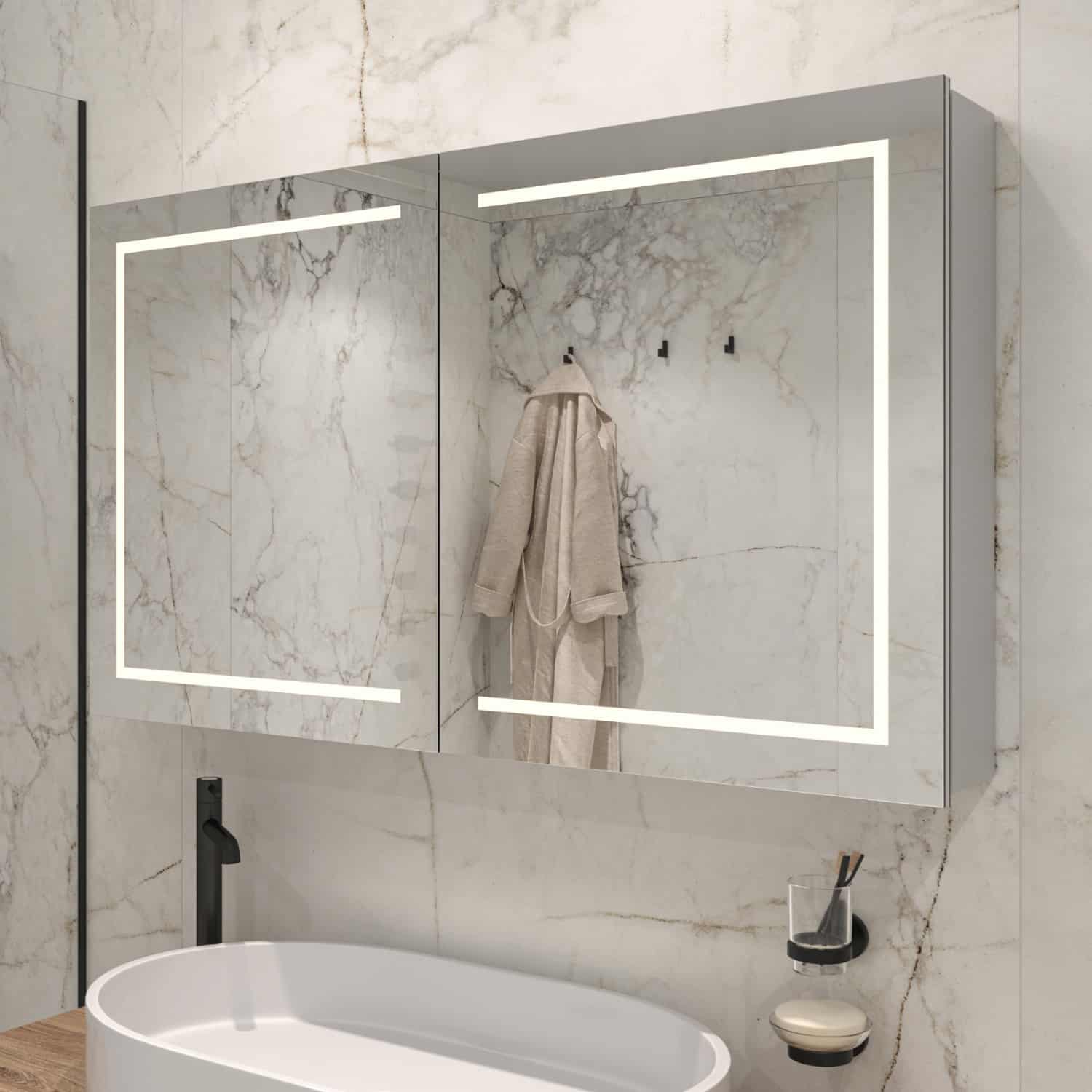Bij deze aluminium spiegelkast is zowel de verlichting als de verwarming volledig in de deuren geïntegreerd