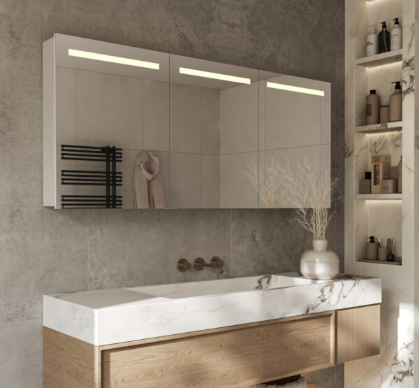 Stijlvolle aluminium badkamer spiegelkast, voorzien van praktische verlichting en spiegelverwarming in de deuren