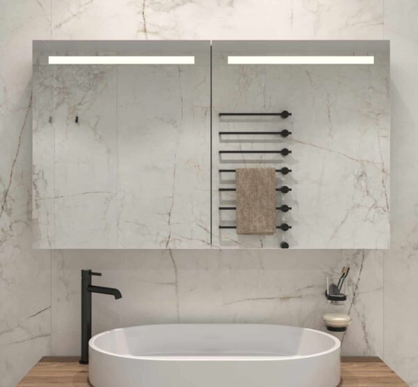 Luxe aluminium badkamerspiegelkast, fraai afgewerkt en van alle gemakken voorzien!