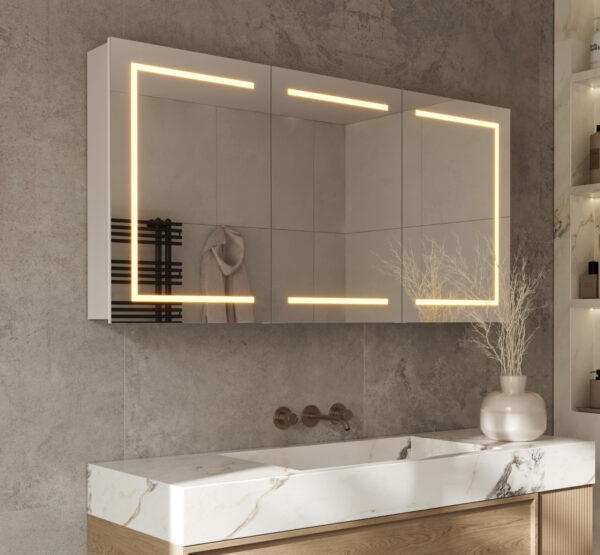 Luxe aluminium badkamerspiegelkast, voorzien van alle gemakken, zoals: verlichting, spiegelverwarming, 2 stopcontacten met USB en sensor bediening