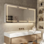 Luxe aluminium badkamer spiegelkast, voorzien van praktische verlichting in de deuren en sfeerverlichting aan de onderzijde
