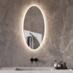 Deze stijlvolle spiegel van 45x90 cm is een ware eye-catcher in de badkamer en daarnaast van alle gemakken voorzien