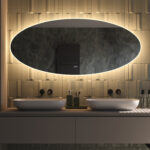 Luxe ovale badkamer spiegel, van alle gemakken voorzien, zoals: verlichting, spiegelverwarming, dim functie en instelbare lichtkleur
