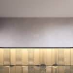 Uitgevoerd met een dubbele touch schakelaar in het spiegelglas; linker touch knop voor het gelijktijdig in- en uitschakelen van de verlichting en de verwarming, inclusief geïntegreerde dimfunctie voor de verlichting, rechter touch knop om traploos de gewenste kleur van de verlichting in te stellen