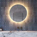 Deze 70 cm ronde badkamer spiegel is van alle gemakken voorzien, zoals, ambient verlichting, spiegelverwarming, dimfunctie en instelbare lichtkleur