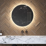 Deze 70 cm ronde badkamer spiegel is van alle gemakken voorzien, zoals: ambient verlichting, spiegelverwarming, dimfunctie en instelbare lichtkleur