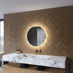 De spiegel wordt volledig aansluitklaar geleverd en is met de meegeleverde instructie en ophangmaterialen eenvoudig aan de wand te monteren