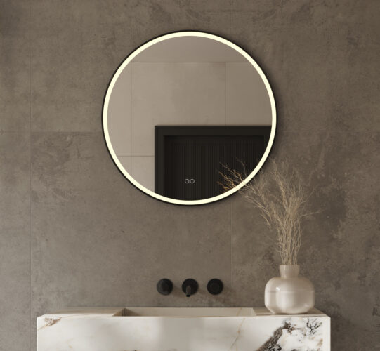 Stijlvolle 70 cm ronde spiegel, uitgevoerd met een mat zwarte frame, verlichting, spiegelverwarming en een dubbele touch schakelaar