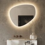 Stijlvolle organische badkamer spiegel, uitgevoerd met dimbare verlichting, instelbare lichtkleur, spiegelverwarming en dubbele touch schakelaar