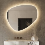 Stijlvolle organische badkamer spiegel van 100 cm breed, uitgevoerd met dimbare verlichting, instelbare lichtkleur, spiegelverwarming en dubbele touch schakelaar