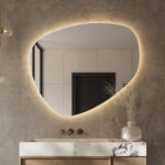 Stijlvolle organische badkamer spiegel van 120 cm breed, uitgevoerd met dimbare verlichting, instelbare lichtkleur, spiegelverwarming en dubbele touch schakelaar