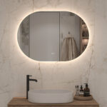 Deze mooi afgewerkte ovale badkamer spiegel is van alle gemakken voorzien, zoals dimbare verlichting, spiegelverwarming en een dubbele touch schakelaar met oa instelbare lichtkleur