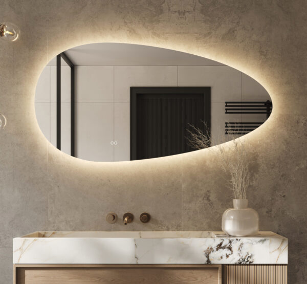Stijlvolle organische badkamer spiegel van 140 cm breed, uitgevoerd met dimbare verlichting, instelbare lichtkleur, spiegelverwarming en dubbele touch schakelaar
