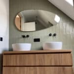 Organische badkamer spiegel onder een schuin dak