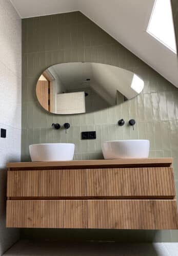 Organische badkamer spiegel onder een schuin dak