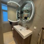 Ronde spiegelkast op marmeren tegel