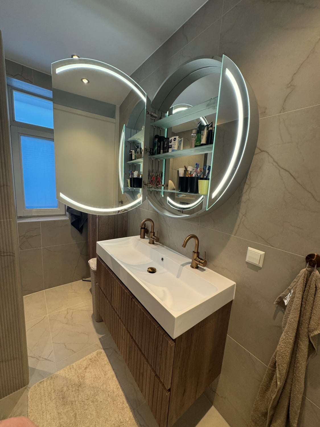 Ronde spiegelkast op marmeren tegel