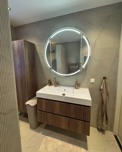 Ronde spiegelkast op marmeren tegel