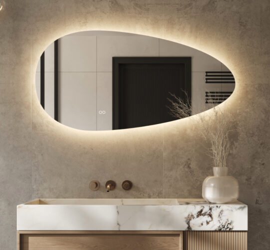 Stijlvolle organische badkamer spiegel van 120 cm breed, uitgevoerd met dimbare verlichting, instelbare lichtkleur, spiegelverwarming en dubbele touch schakelaar