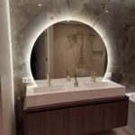 Halfronde badkamerspiegel op marmeren wand