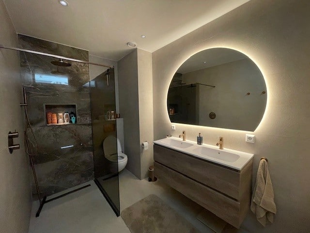 Ondergaande zon badkamer spiegel op zandkleurige tegel