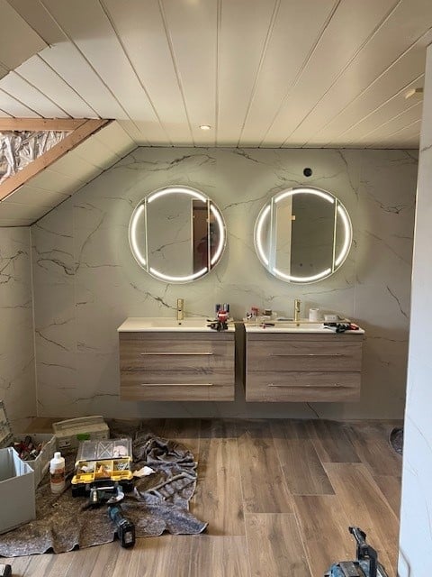 Ronde spiegelkast op marmeren wand