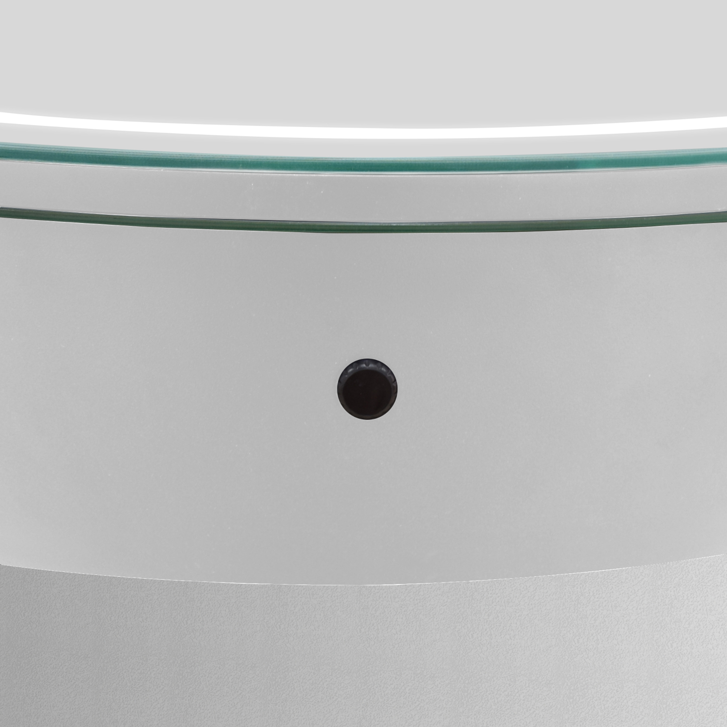 De sensor schakelaar is aan de onderzijde van de spiegelkast geplaatst. Met een handbeweging onderlangs de sensor worden gelijktijdig de verlichting en de spiegelverwarming bediend.