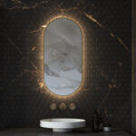 Luxe ovale badkamer spiegel, uitgevoerd met een stijlvolle messing rand (PVD finish), geïntegreerde dimbare verlichting en spiegelverwarming