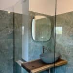 Badkamer spiegel op groen marmeren wand