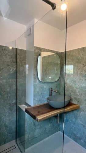 Badkamer spiegel op groen marmeren wand