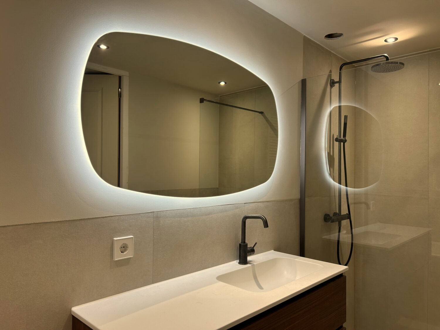 Deens ovale badkamer spiegel op wit gestuukte muur