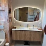 Deens ovale badkamer spiegel op wit gestucte wand