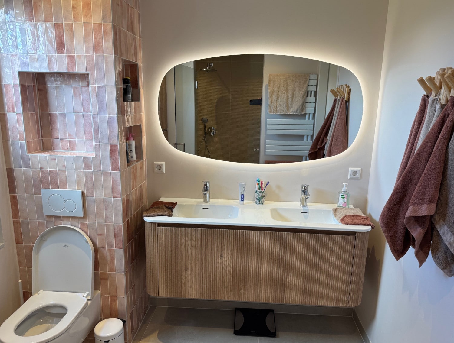 Deens ovale badkamer spiegel op wit gestucte wand