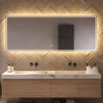 Deze stijlvolle 180 cm brede badkamer spiegel is van alle gemakken voorzien, zoals: verlichting, spiegelverwarming, dimfunctie en een instelbare lichtkleur
