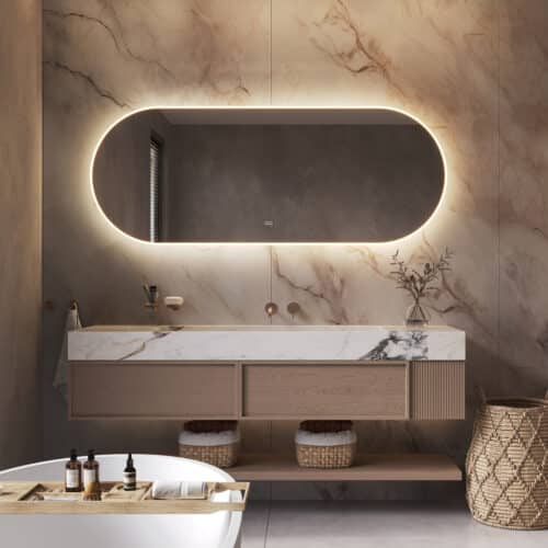 Deze fraai afgewerkte brede design spiegel is 180 cm breed, 70 cm hoog en slechts 3 cm diep