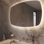 De dimbare verlichting schijnt fraai vanachter de spiegel over de muur en zorgt voor veel omgevingslicht