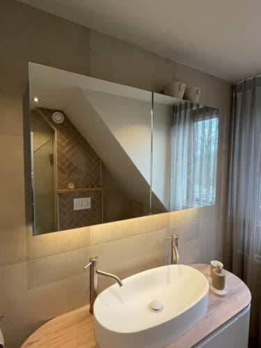 Badkamer spiegelkast met 2 deuren op zand tegel