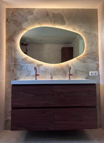 Miroir organique sur mur en marbre