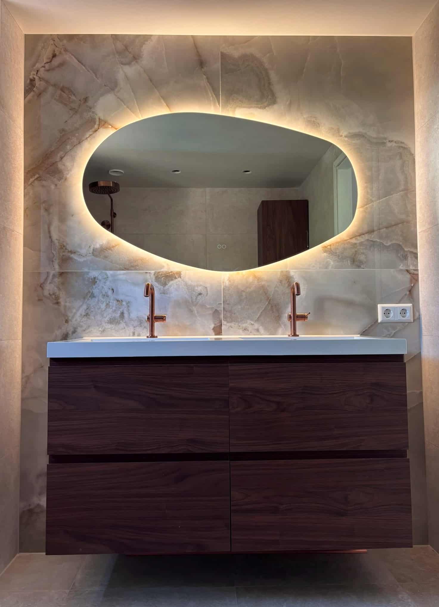 Miroir organique sur mur en marbre